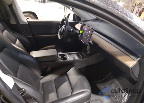 2021 Tesla Model Y Long Range Dual Motor All-Wheel Drive z USA, uszkodzony, nr VIN 5YJYGDEE0MF268080